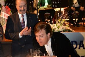 Sanat&ccedil;ı G&ouml;khan Sezen'e konserde doğum g&uuml;n&uuml; s&uuml;rprizi