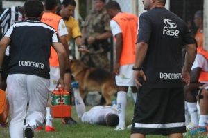 Ma&ccedil; oynanırken futbolcuyu k&ouml;pek ısırdı!