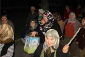 Mahalledeki m&uuml;zikhole kadınlardan tepki!