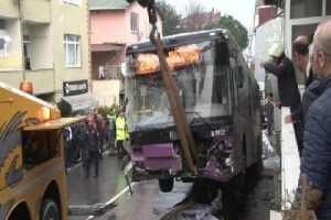Sarıyer'de kazanın olduğu cadde 4 saat sonra trafiğe a&ccedil;ıldı