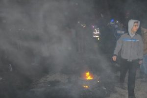 Lastik yakıp elektrik kesintilerini protesto ettiler