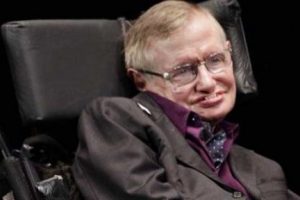 Stephen Hawking kendisini canlandıran Redmayne'yi  tebrik etti