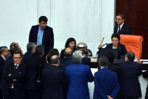 Genel Kurul'da gerginlik, mikrofon kırıldı
