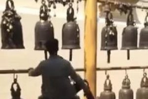 &Ccedil;an'a tekme attığı i&ccedil;in &uuml;lkeye girişi yasaklandı