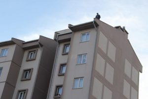Bursa'da oğlu i&ccedil;in &ccedil;atıya &ccedil;ıktı! Tek isteği 'sarı otob&uuml;s'...