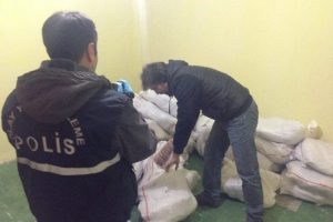 2 ton kokoreci &ccedil;alan hırsızlar yakalandı