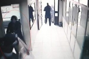 Sağlık ocağında eski karısına ve yanındaki kişiye saldırdı