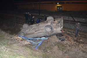 Otomobil tren yoluna u&ccedil;tu