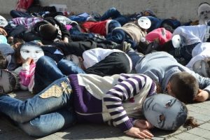 İlkokul &ouml;ğrencileri 'Hocalı Katliamı'nı canlandırdı