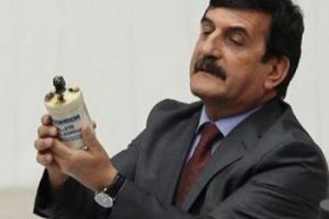 K&uuml;rs&uuml;ye gaz el bombasıyla &ccedil;ıtkı