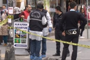 &Uuml;st&uuml;n&uuml; aratmayan şahıs polisi bı&ccedil;akladı