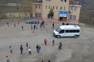 Bah&ccedil;esinden yol ge&ccedil;en okul