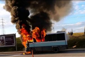 &Uuml;niversitelileri taşıyan minib&uuml;s alev alev yandı