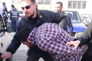 ''Polisim'' dedi, inandıramadı
