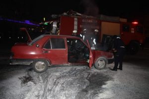Seyir halindeki otomobil alev aldı