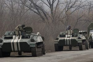 Ukrayna ordusu ağır silahlarını geri &ccedil;ekiyor