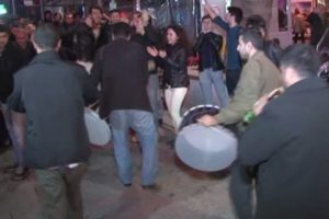 Beşiktaş taraftarı sokaklara d&ouml;k&uuml;ld&uuml;