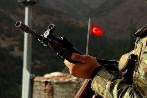 Cinnet getiren asker 3 arkadaşını şehit etti