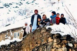 Karı &ccedil;ıplak elle kazıp yakınlarını arıyorlar