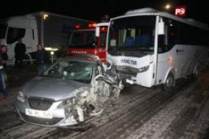 Karşı y&ouml;ne ge&ccedil;en otomobil, kamyon ve midib&uuml;sle &ccedil;arpıştı