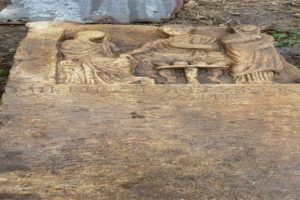 Yağmur tarihi mezar taşlarını ortaya &ccedil;ıkardı
