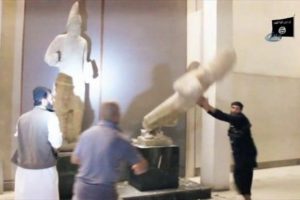Bakan k&uuml;lt&uuml;r katliamı yapan IŞİD'i topa tuttu