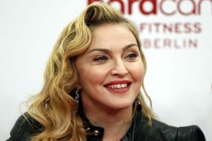 Madonna o &uuml;lkeleri yerden yere vurdu