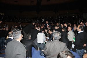Ahmedinejad'ın konuşması sırasında arbede yaşandı