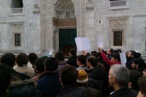 28 Şubat sabah namazında protesto edildi