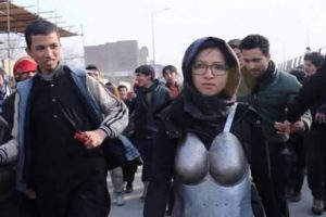 Tacize uğramamak i&ccedil;in zırh giydi!