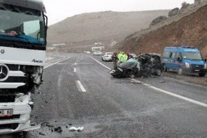 TIR ile otomobil &ccedil;arpıştı: 1 &ouml;l&uuml;, 2 yaralı