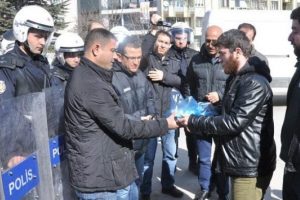 &Ouml;ğrenci kolektifi &uuml;yeleri Vali Tuna'ya polisle yumurta g&ouml;nderdi
