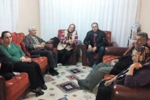 &Uuml;nl&uuml; yazarın &ouml;l&uuml;m&uuml; akrabalarını yasa boğdu