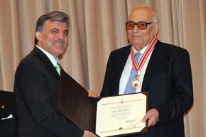 "Edebiyatımızın ulu &ccedil;ınarı Yaşar Kemal'i maalesef kaybettik"