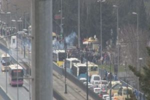 Taşkınlık &ccedil;ıkaran taraftara polis m&uuml;dahalesi