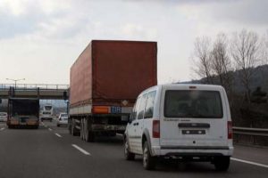 TIR'dan &ccedil;alıntı 2 kamyonet &ccedil;ıktı!