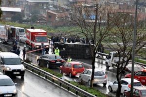 Yolcu minib&uuml;s&uuml; devrildi, 4 kişi yaralandı