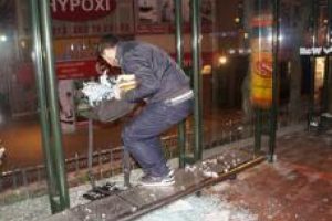 Otob&uuml;s durağında unutulan &ccedil;anta polisi alarma ge&ccedil;irdi