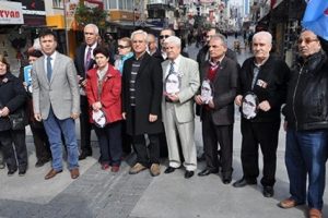 Etek giymeye partiden izin &ccedil;ıkmadı