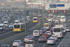 İstanbullular ilk iş g&uuml;n&uuml;ne trafikle başladı