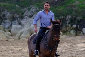 Kadir Doğulu attan d&uuml;şt&uuml;...