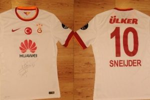 Sneijder imzayı attı