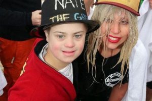 Lady Gaga yardım i&ccedil;in donan g&ouml;le atladı...