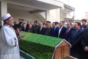Yaşar Kemal'in k&ouml;y&uuml;nde gıyabi cenaze namazı