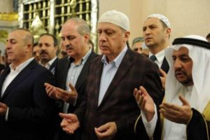 Hazreti Peygamber'in kabri başında dua etti