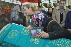 &Uuml;nl&uuml; diyetisyenin cenazesi toprağa verildi