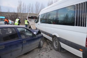 İş&ccedil;i servisi ile otomobil &ccedil;arpıştı: 14 yaralı