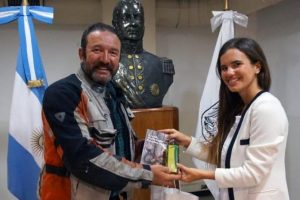 Motosikletiyle d&uuml;nyayı gezip, Ayvalık'ı tanıtıyor