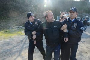 Bu kez de belediye binasını bastı !