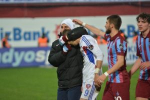 Yıldız oyuncu sahayı ağlayarak terk etti !
